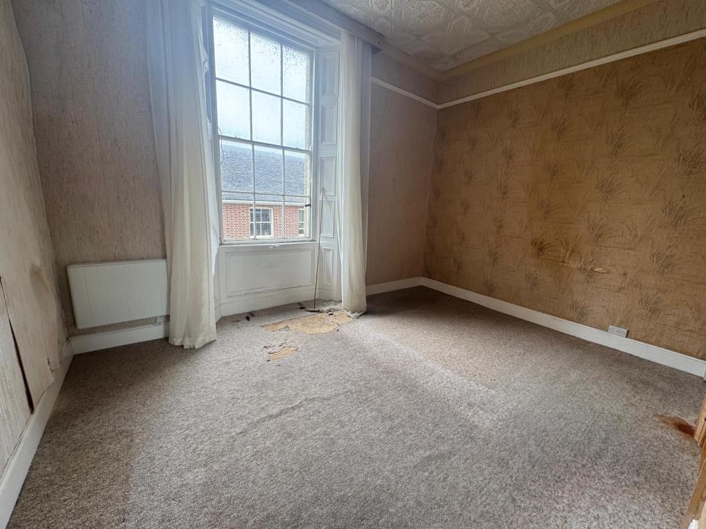 Lot: 95 - FIRST FLOOR APARTMENT WITH SPECTACULAR VIEWS - Bedroom